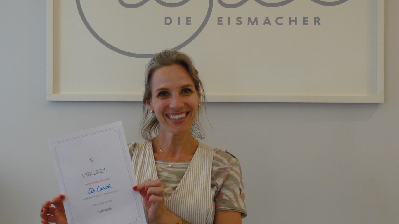 Freut sich über die Urkunde zur besten Eisdiele in Essen: Simonetta Pasqualotti, die sie gemeinsam mit ihrem Mann Davide de Toni betreibt.