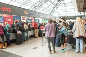 Schlange vor einem Mietwagenschalter: Wenn Sie den Mietwagen bereits zu Hause buchen, sind die Raten oft günstiger und am Urlaubsort steht garantiert ein Fahrzeug für Sie bereit.