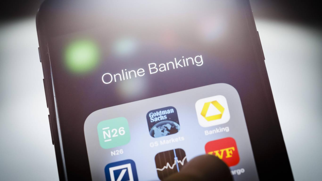 Online Banking auf dem Smartphone: Knapp 50 Prozent der Teilnehmer einer Umfrage nutzen öffentliche Hotspots für ihre Bankgeschäfte.