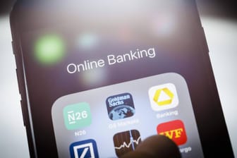 Online Banking auf dem Smartphone: Knapp 50 Prozent der Teilnehmer einer Umfrage nutzen öffentliche Hotspots für ihre Bankgeschäfte.