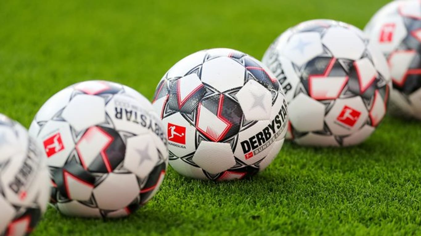 Das Transferfenster für die erste und zweite Fußball-Bundesliga läuft in diesem Sommer länger.