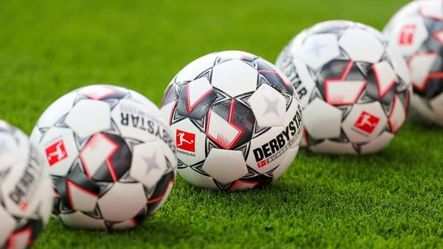 Das Transferfenster für die erste und zweite Fußball-Bundesliga läuft in diesem Sommer länger. Das Transferfenster für die erste und zweite Fußball-Bundesliga läuft in diesem Sommer länger.