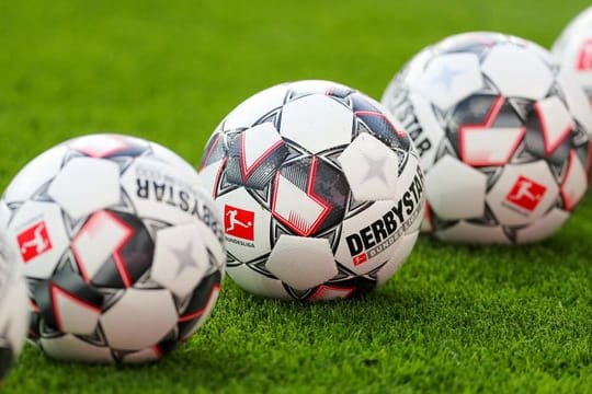 Das Transferfenster für die erste und zweite Fußball-Bundesliga läuft in diesem Sommer länger.
