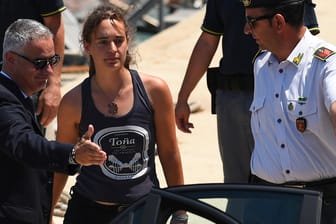 Carola Rackete wird von Sicherheitskräften in ein Auto gebracht: Ihr droht eine lange Haftstrafe in Italien.