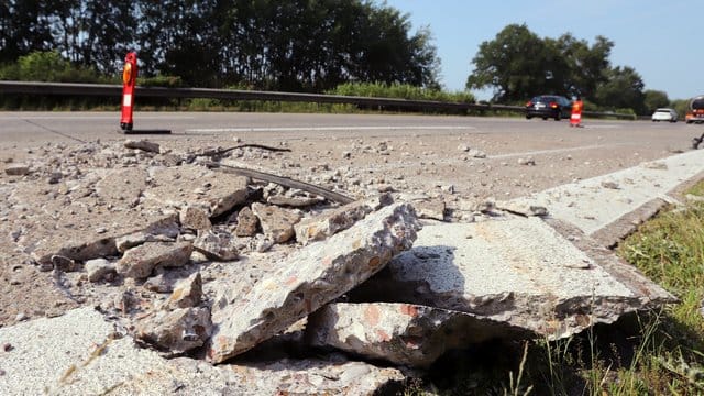 Hitzeschäden - wie hier auf der Autobahn A7 - haben auch der A1 bei Lübeck schwer zugesetzt. Hitzeschäden - wie hier auf der Autobahn A7 - haben auch der A1 bei Lübeck schwer zugesetzt.