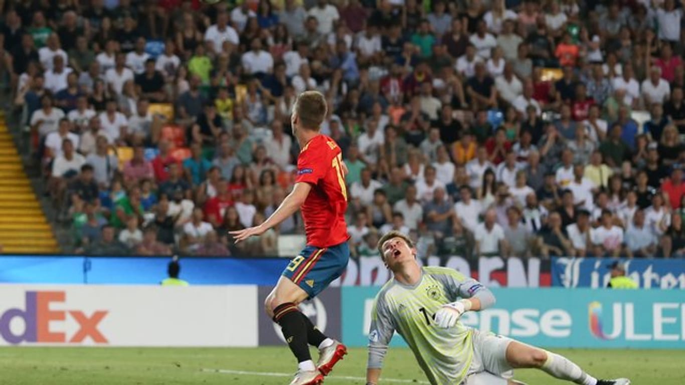 Weil Towart Alexander Nübel (r) den Ball nicht festhält kann der Spanier Dani Olmo das Tor zum 2:0 gegen Deutschland erzielen.