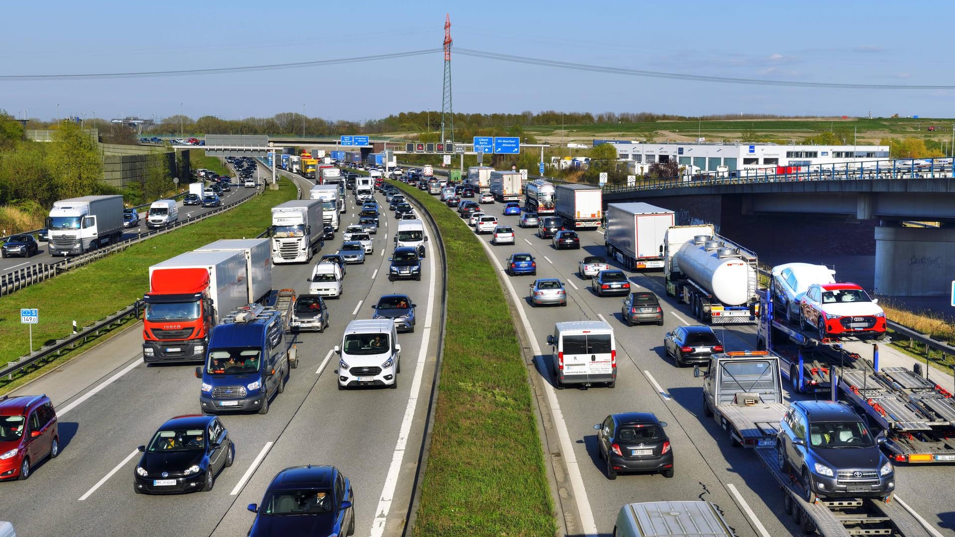 Stau auf der Autobahn A1 in Hamburg: Zwei Autos kollidierten und gingen in Flammen auf. (Archivbild)