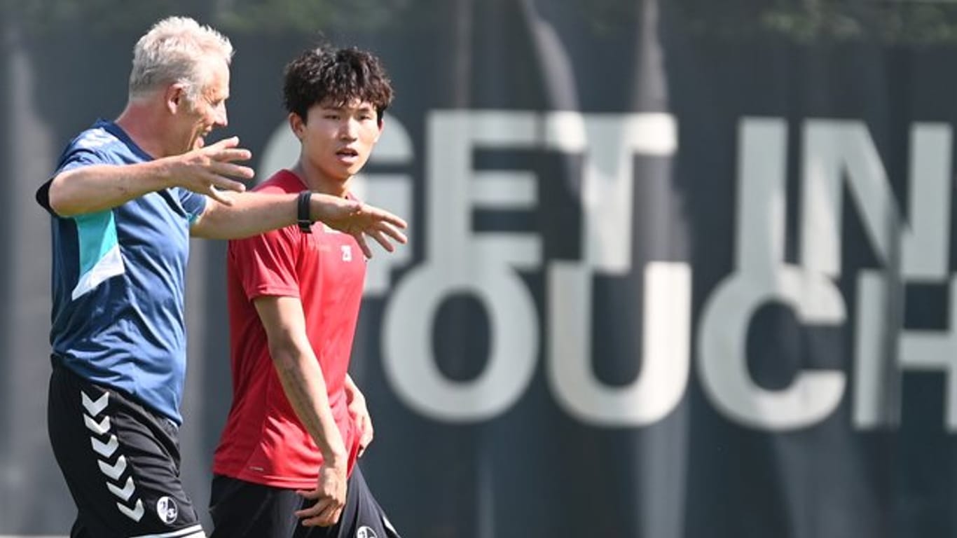 Freiburg-Coach Christian Streich (l) mit Neuzugang Wooyeong Jeong.