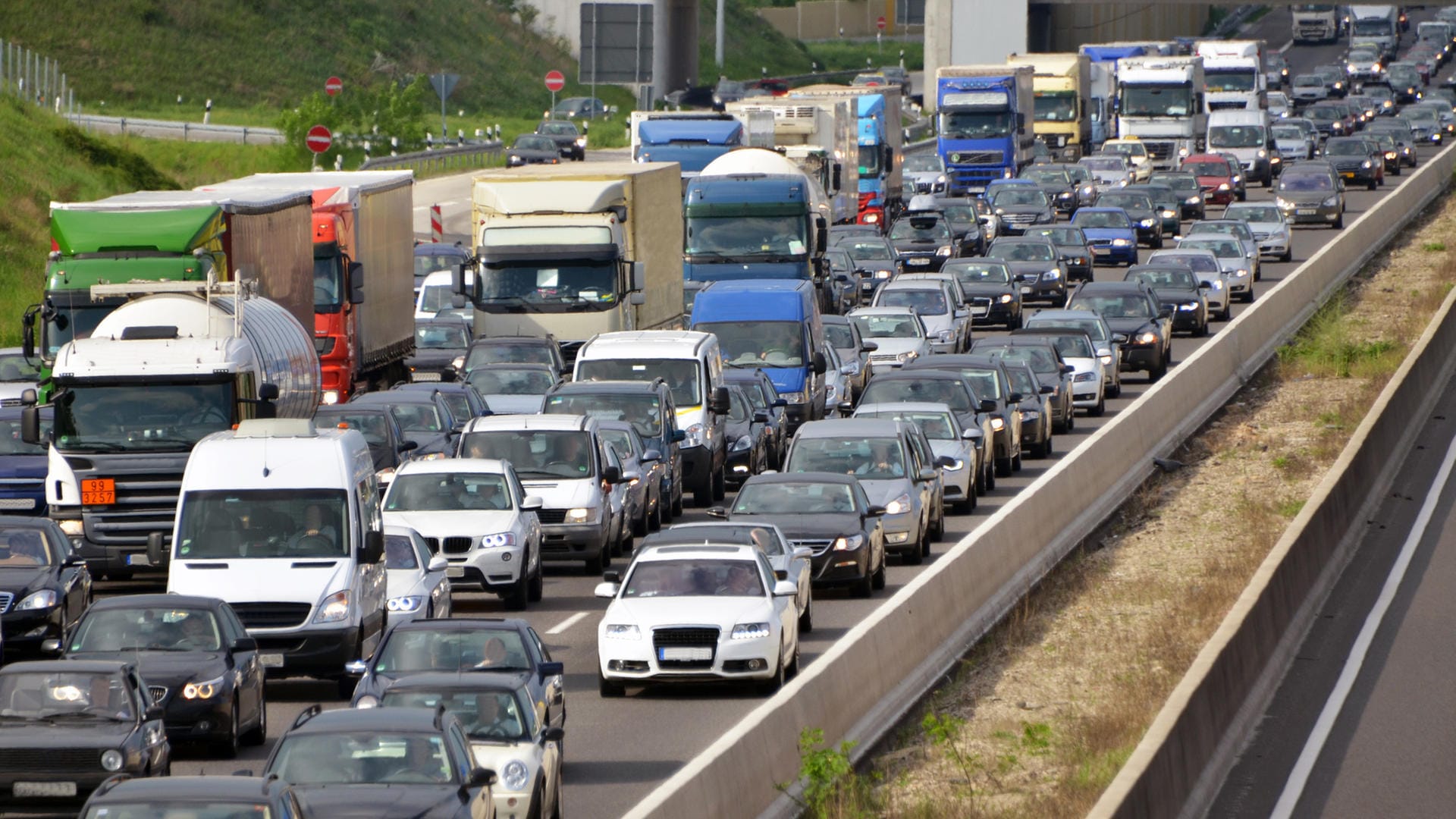 Autos und LKWs im Stau: Am Freitag rechnet der Auto Club Europa erst ab circa 20 Uhr mit Entlastung.