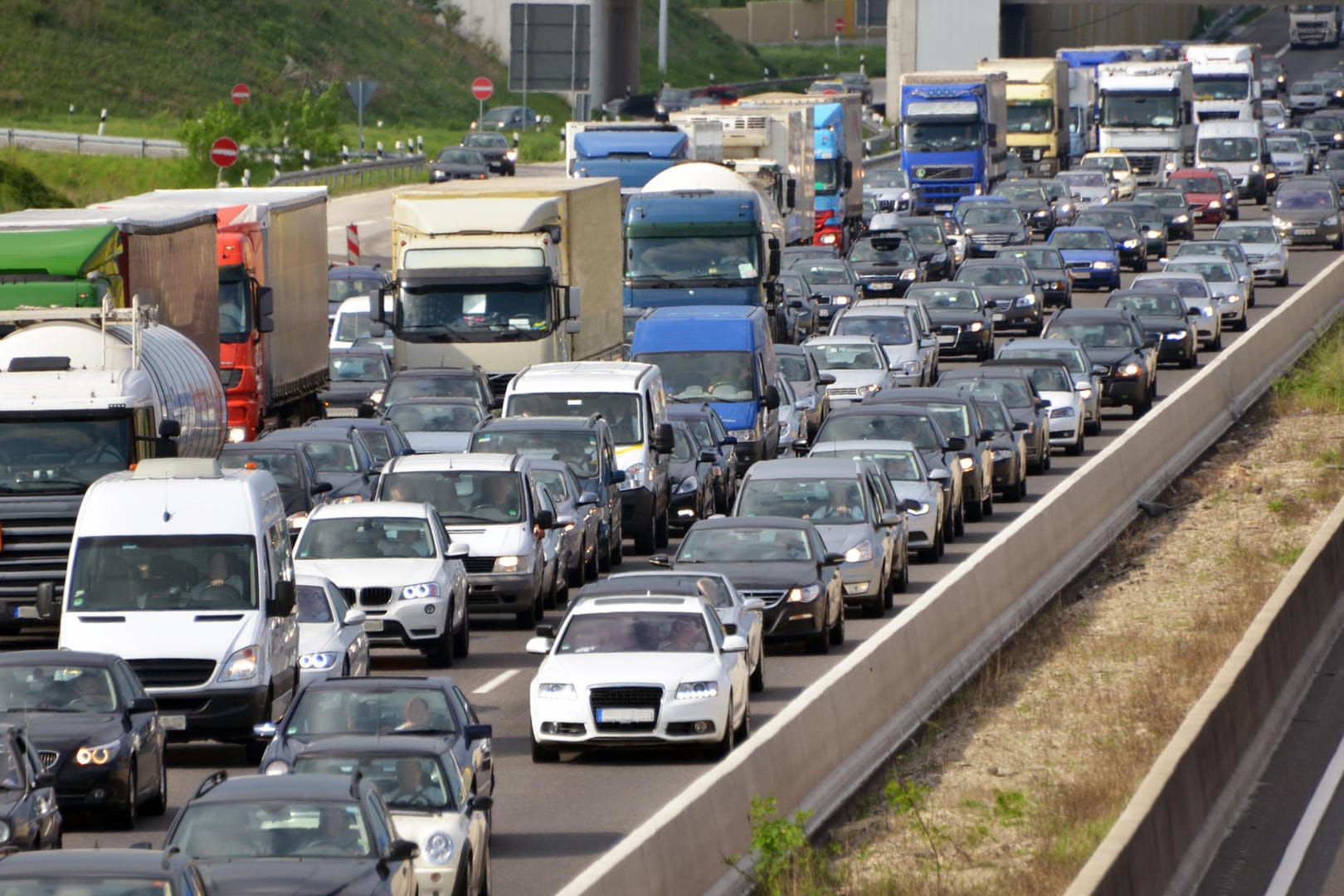 Autos und LKWs im Stau: Am Freitag rechnet der Auto Club Europa erst ab circa 20 Uhr mit Entlastung.