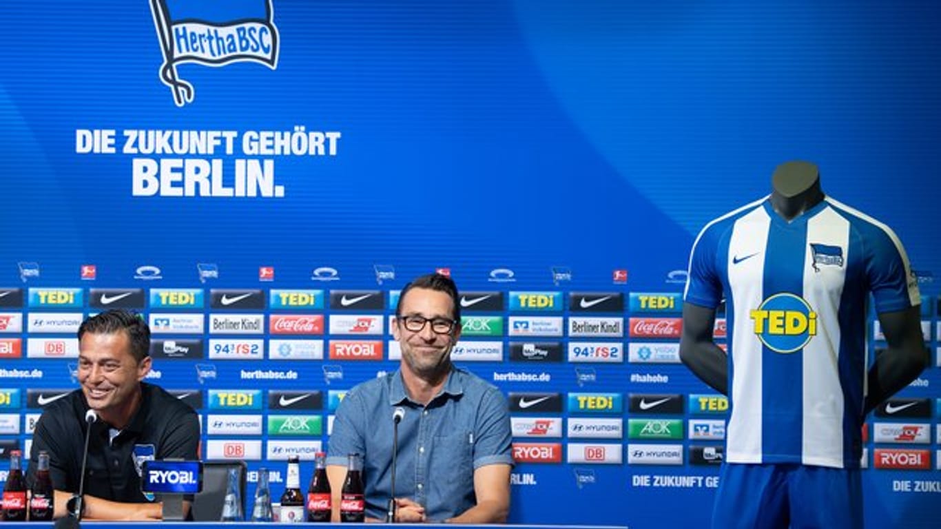Trainer Ante Covic (l) und Manager Michael Preetz wollen mit Hertha ins internationale Geschäft.