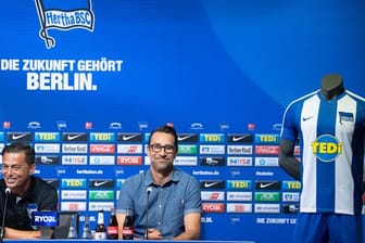 Trainer Ante Covic (l) und Manager Michael Preetz wollen mit Hertha ins internationale Geschäft.