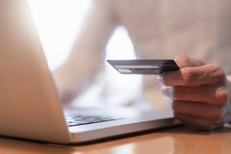 Ein Nutzer mit einer Kreditkarte am Computer: Die DKB und Commerzbank meldeten Probleme mit ihrem Online-Zugang. (Symbolbild)