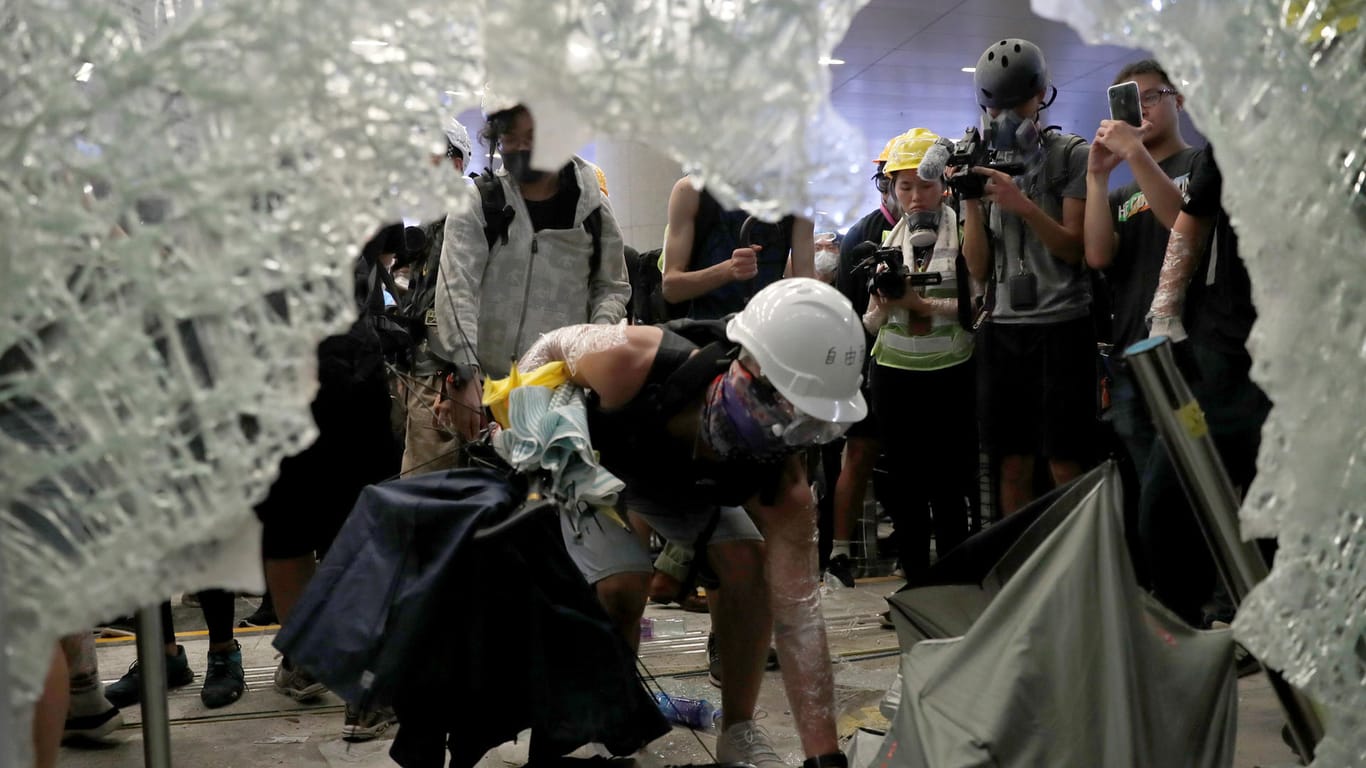 Demonstranten in Hongkong: Maskierte sind in das Parlament eingedrungen.