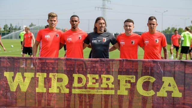FC-Coach Martin Schmidt (M) mit seinen Neuzugängen.