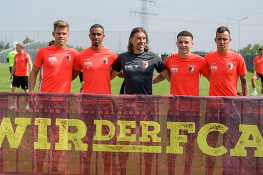 FC-Coach Martin Schmidt (M) mit seinen Neuzugängen.