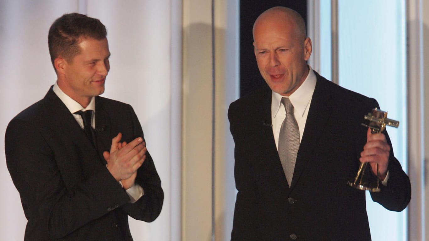 2005 hat Til Schweiger Bruce Willis eine Goldene Kamera überreicht.