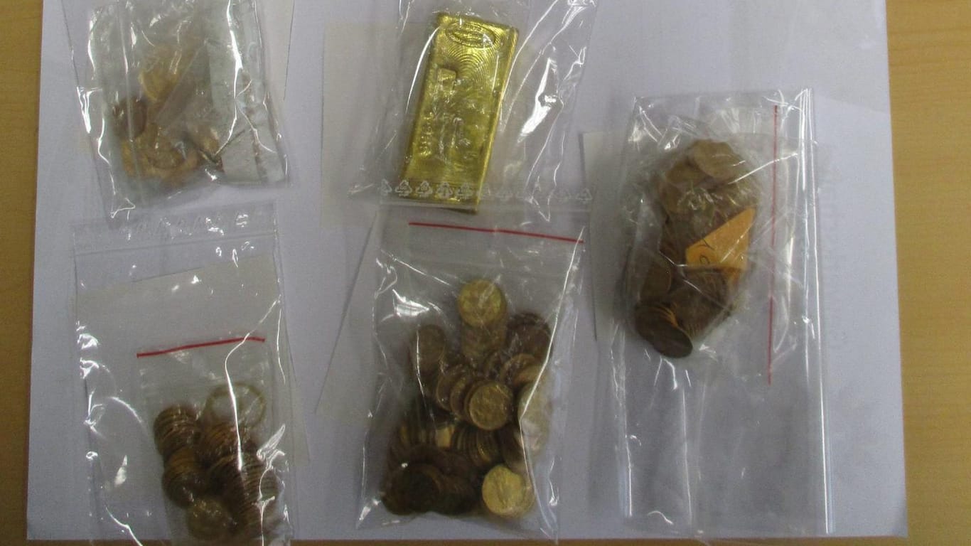 Goldfund auf der Autobahn: Die Passauer Grenzpolizeiinspektion hat mehrere Münzen und einen Goldbarren beschlagnahmt.