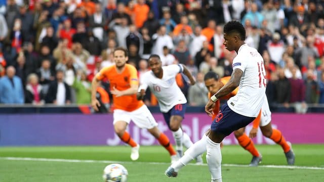 Marcus Rashford (r) verlängerte bei Manchester United.