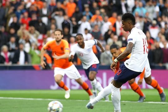 Marcus Rashford (r) verlängerte bei Manchester United.