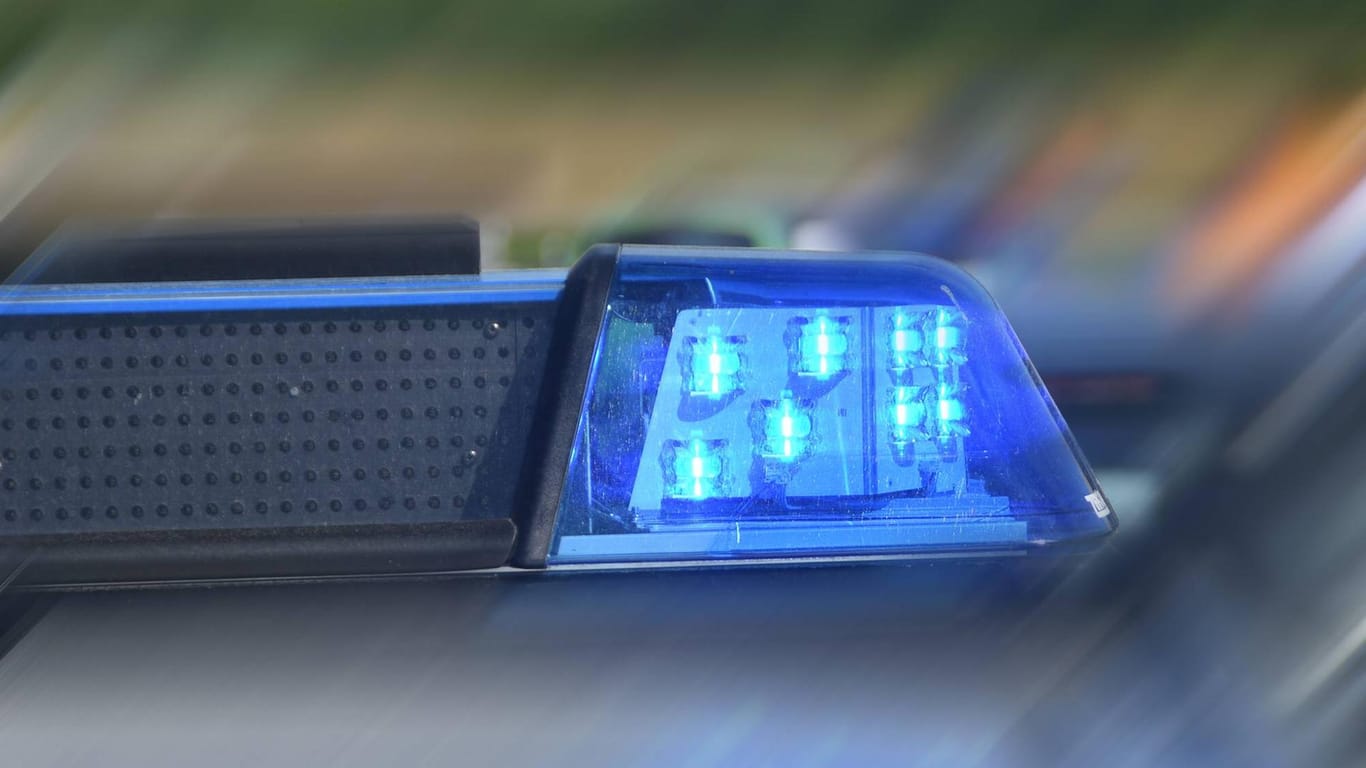 Blaulicht der Polizei: In Schorndorf haben die Beamten nach Schüssen und Verkehrsbehinderung einen Hochzeitskorso kontrolliert.