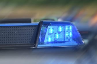 Blaulicht der Polizei: In Schorndorf haben die Beamten nach Schüssen und Verkehrsbehinderung einen Hochzeitskorso kontrolliert.