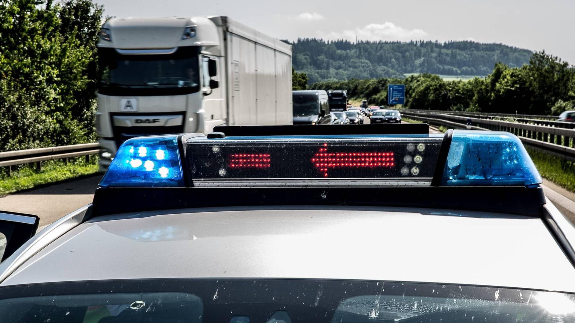 Polizeiwagen auf der Autobahn: In Alzey mussten die Beamten einen betrunkenen Lkw-Fahrer stoppen. (Symbolbild)