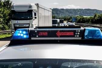 Polizeiwagen auf der Autobahn: In Alzey mussten die Beamten einen betrunkenen Lkw-Fahrer stoppen. (Symbolbild)