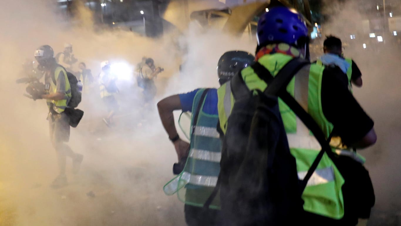 Die Lage eskaliert: Demonstranten und Journalisten werden von Tränengas eingehüllt.
