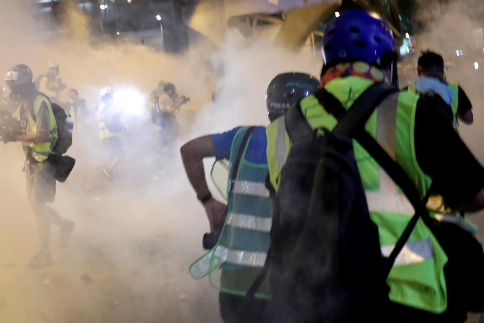 Die Lage eskaliert: Demonstranten und Journalisten werden von Tränengas eingehüllt.