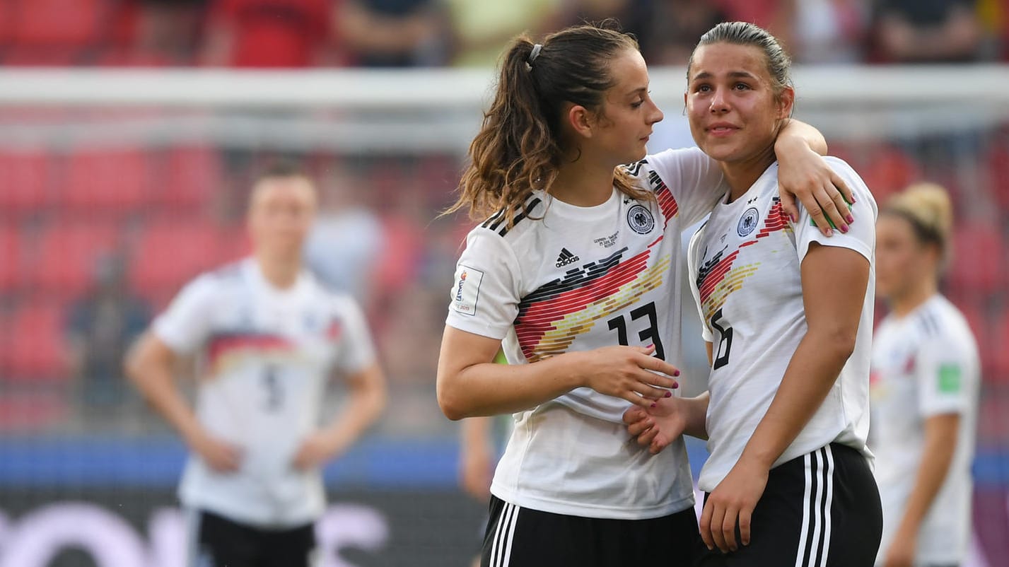 Deutschlands Lena Oberdorf (r.) wird nach dem Viertelfinal-Aus von Sara Däbritz getröstet.