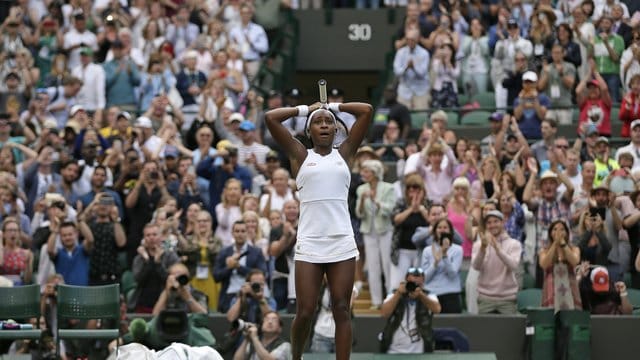 Cori Gauff kann ihren Sieg gegen Venus Williams kaum fassen.