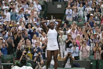 Cori Gauff kann ihren Sieg gegen Venus Williams kaum fassen.