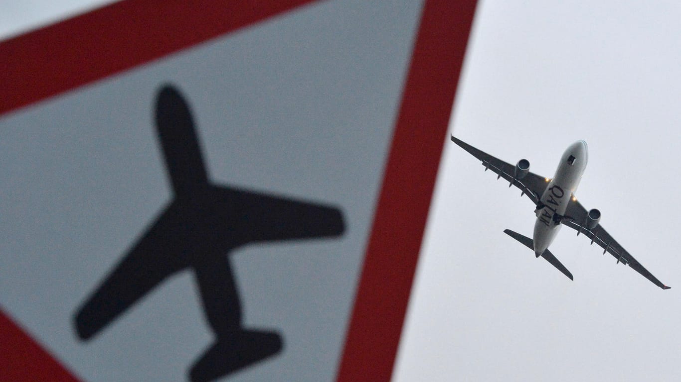 Ein Flugzeug hebt am Flughafen London Heathrow ab: Beim Landeanflug auf London ist ein blinder Passagier in die Tiefe gestürzt.