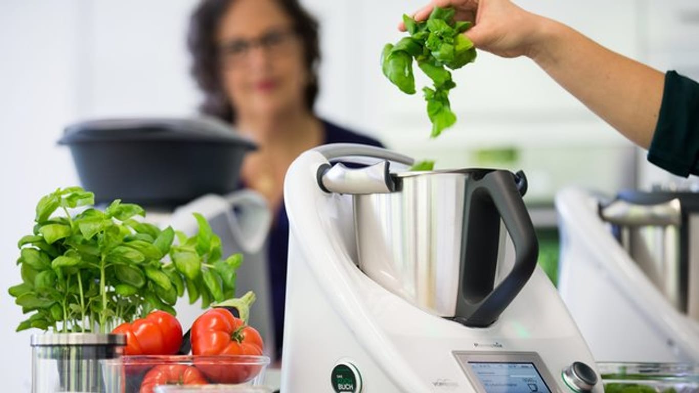 Thermomix-Gerät: In einer Versuchsküche wird mit dem Thermomix ein Essen zubereitet.