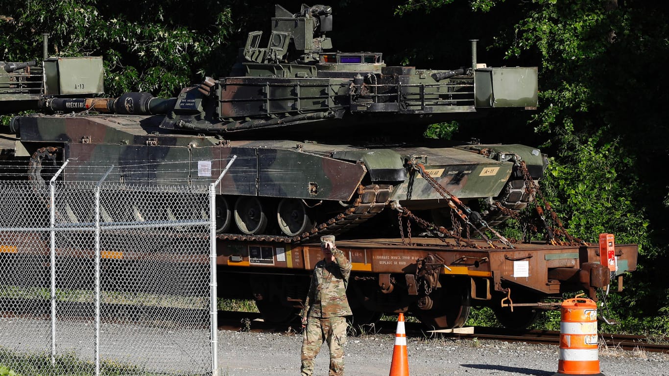 Militärpolizisten und ein verladener Abrams-Panzer: Trump will bei den Feiern zum amerikanischen Unabhängigkeitstag am 4. Juli Panzer auffahren lassen.