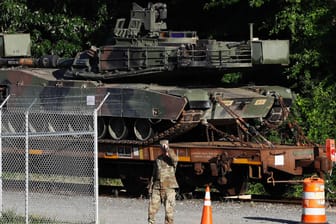 Militärpolizisten und ein verladener Abrams-Panzer: Trump will bei den Feiern zum amerikanischen Unabhängigkeitstag am 4. Juli Panzer auffahren lassen.