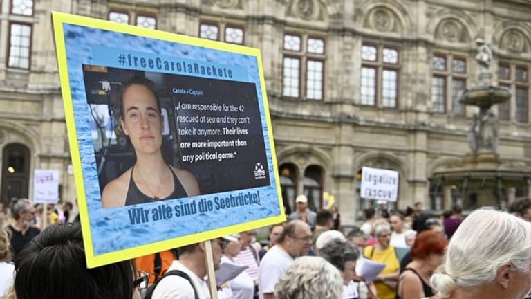 Auch in Wien wurde für die Freilassung von Carola Rackete demonstriert.