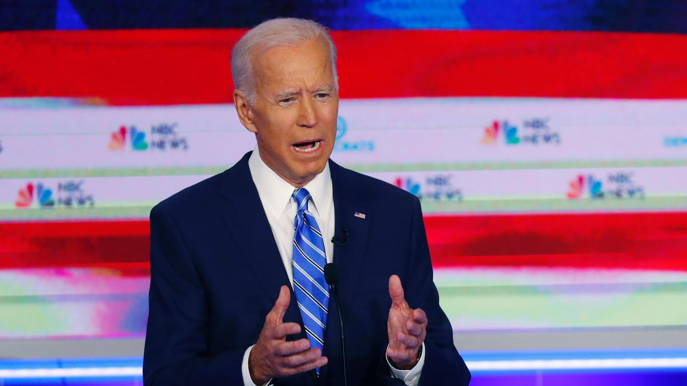 Der demokratische US-Präsidentschaftsbewerber Joe Biden ist nach der ersten TV-Debatte mit seinen Rivalen in Umfragen abgesackt.
