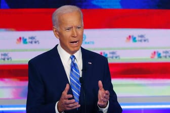 Der demokratische US-Präsidentschaftsbewerber Joe Biden ist nach der ersten TV-Debatte mit seinen Rivalen in Umfragen abgesackt.