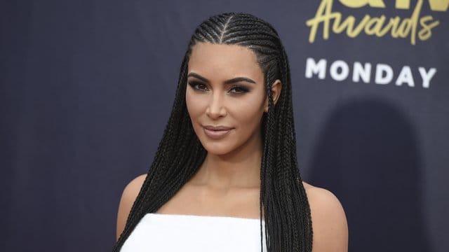 Kim Kardashian West sucht einen neuen Namen für ihre Unterwäsche-Kollektion. Kim Kardashian West sucht einen neuen Namen für ihre Unterwäsche-Kollektion.