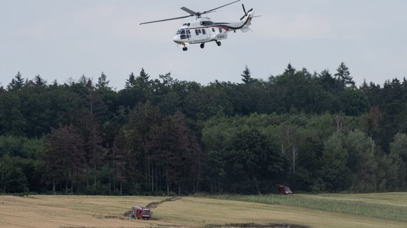 Ein Hubschrauber der Flugbereitschaft der Bundeswehr kreist über der Absturzstelle.