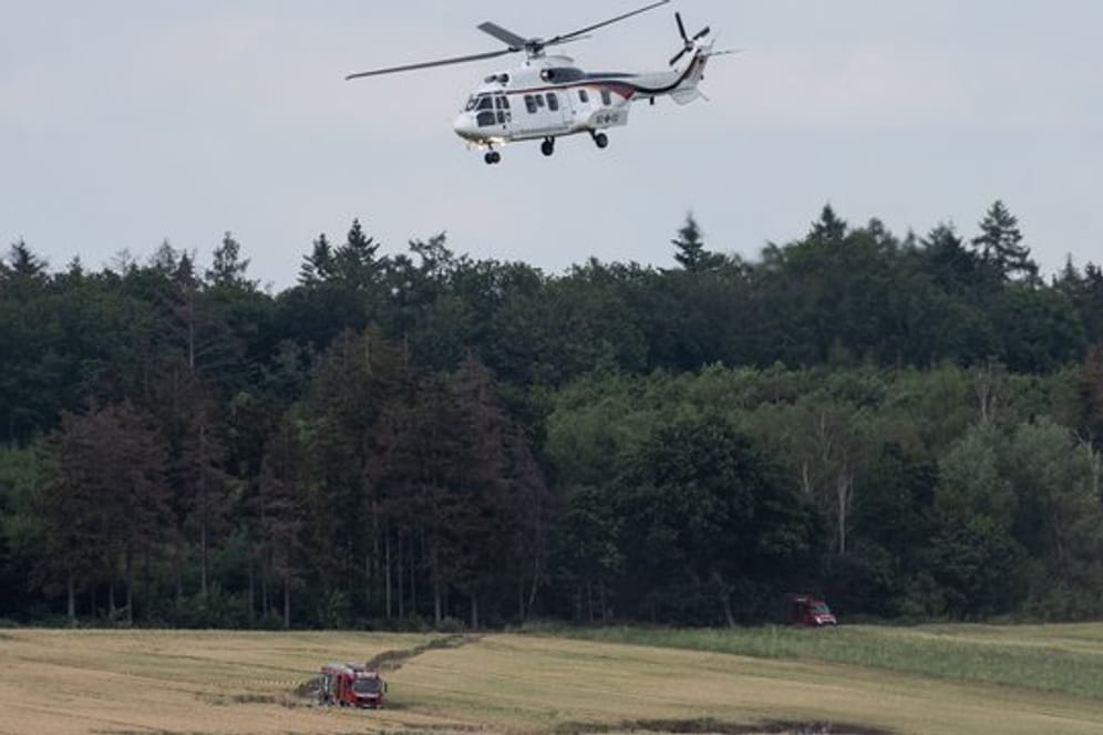 Ein Hubschrauber der Flugbereitschaft der Bundeswehr kreist über der Absturzstelle.