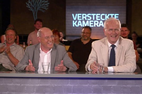 Gregor Gysi und Harald Schmidt spielen sich die Bälle zu.