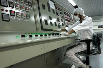 Ein Techniker arbeitet in einer Uran-Aufbereitungsanlage in Isfahan.