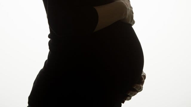 In den heißen Mittagsstunden sollten sich Schwangere primär im Schatten aufhalten. In den heißen Mittagsstunden sollten sich Schwangere primär im Schatten aufhalten.