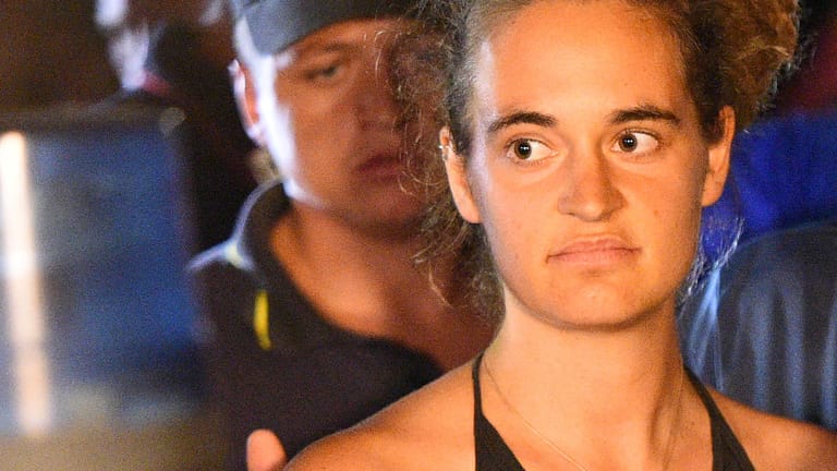 Carola Rackete wird von italienischen Beamten am Hafen festgenommen. Sie steht seit Samstag unter Hausarrest.