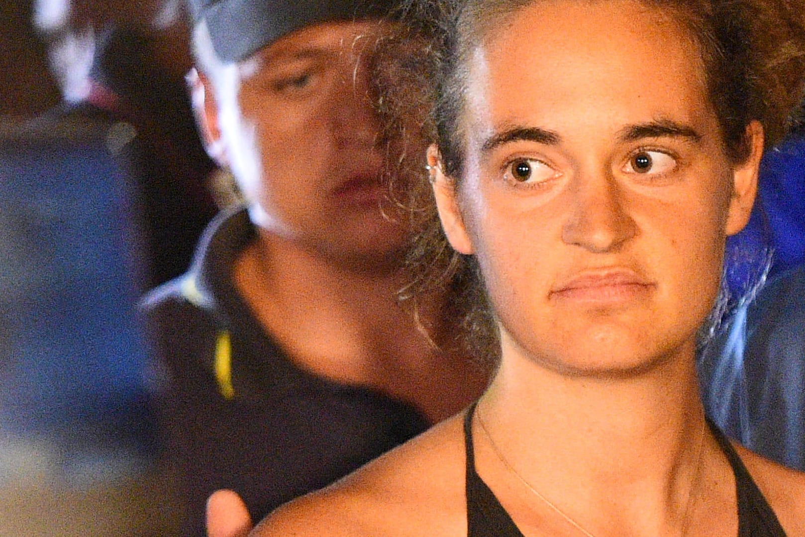 Carola Rackete wird von italienischen Beamten am Hafen festgenommen. Sie steht seit Samstag unter Hausarrest.