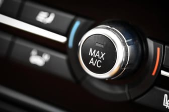 Klimaanlage im Auto: Zu kalte Temperaturen im Auto können zu Verspannungen führen.