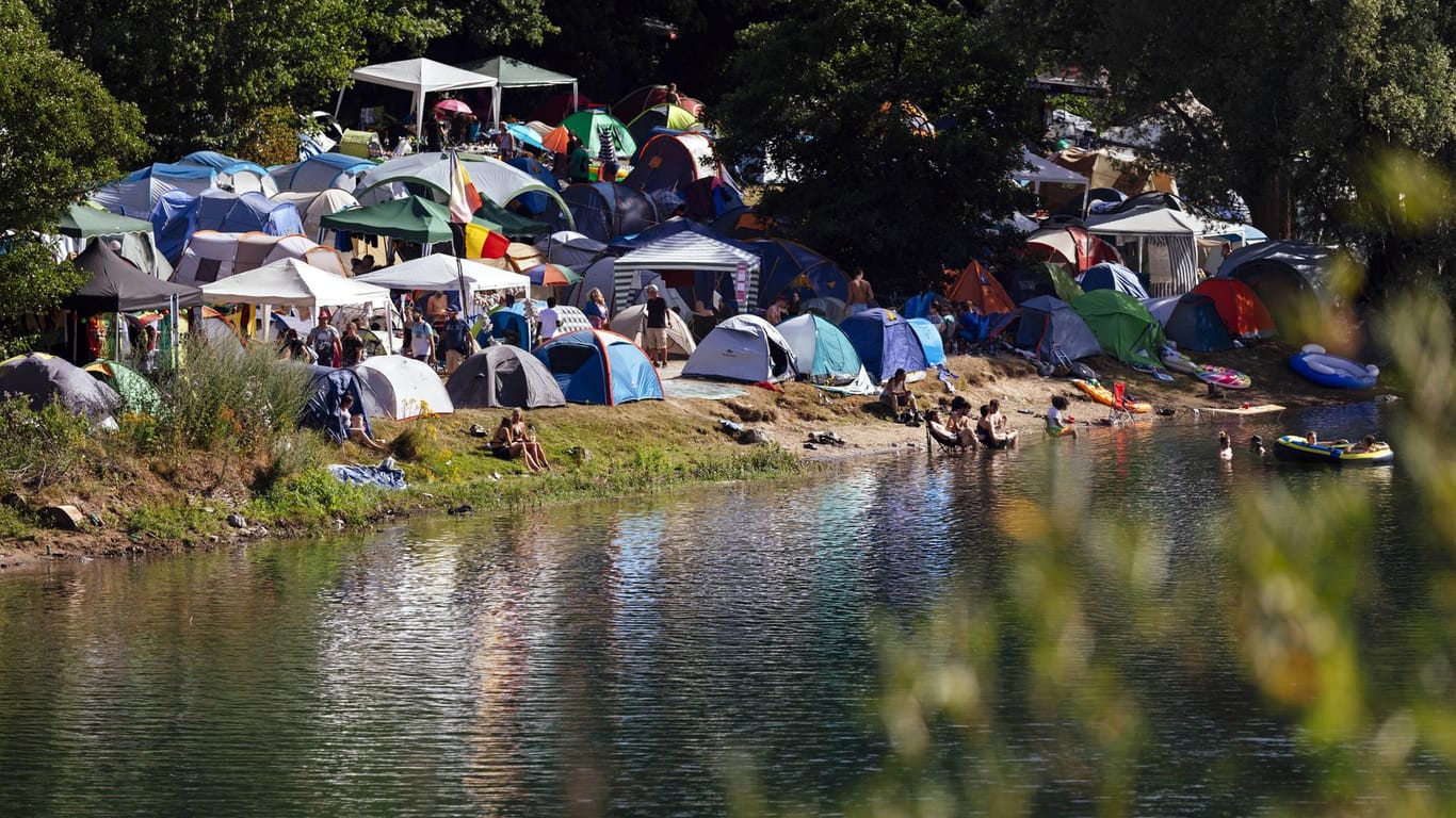 Camper beim Summerjam 2018 am Fühlinger See in Köln: Dieses Jahr findet das Festival vom 5. bis 7. Juli statt.